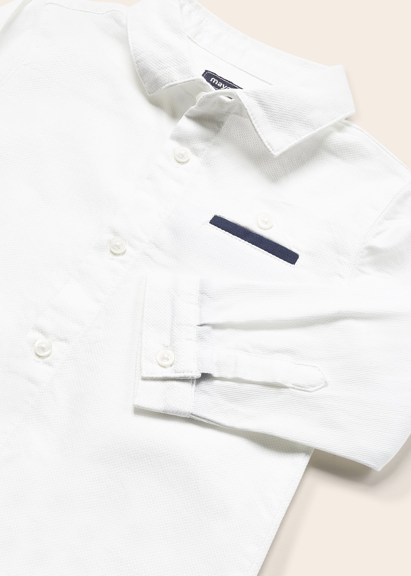Camisa de manga comprida com gravata borboleta para bebê, feita de algodão sustentável.