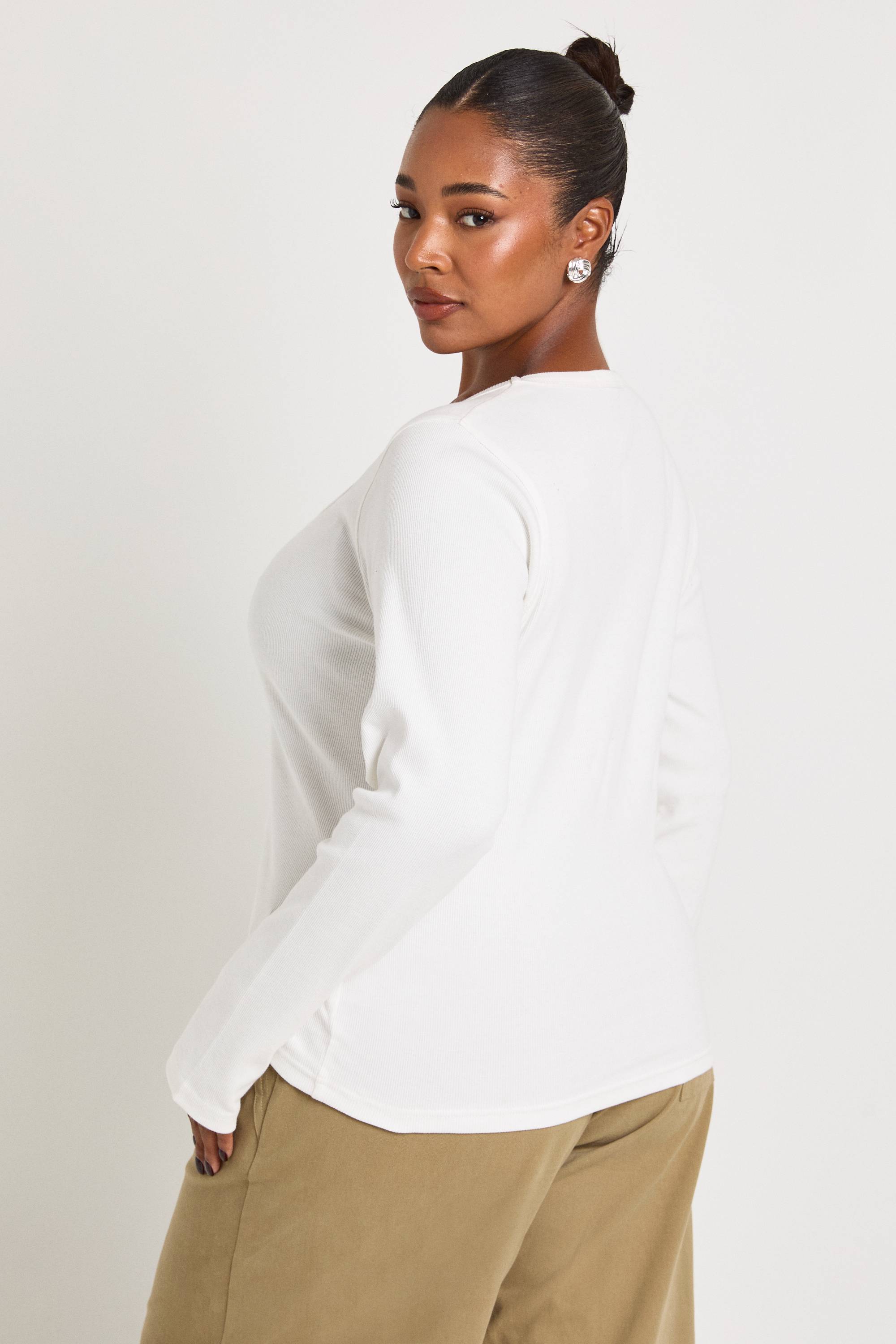boohoo Haut Grande Taille Côtelé À Boutons Avec Encolure Arrondie Et Manches Longues