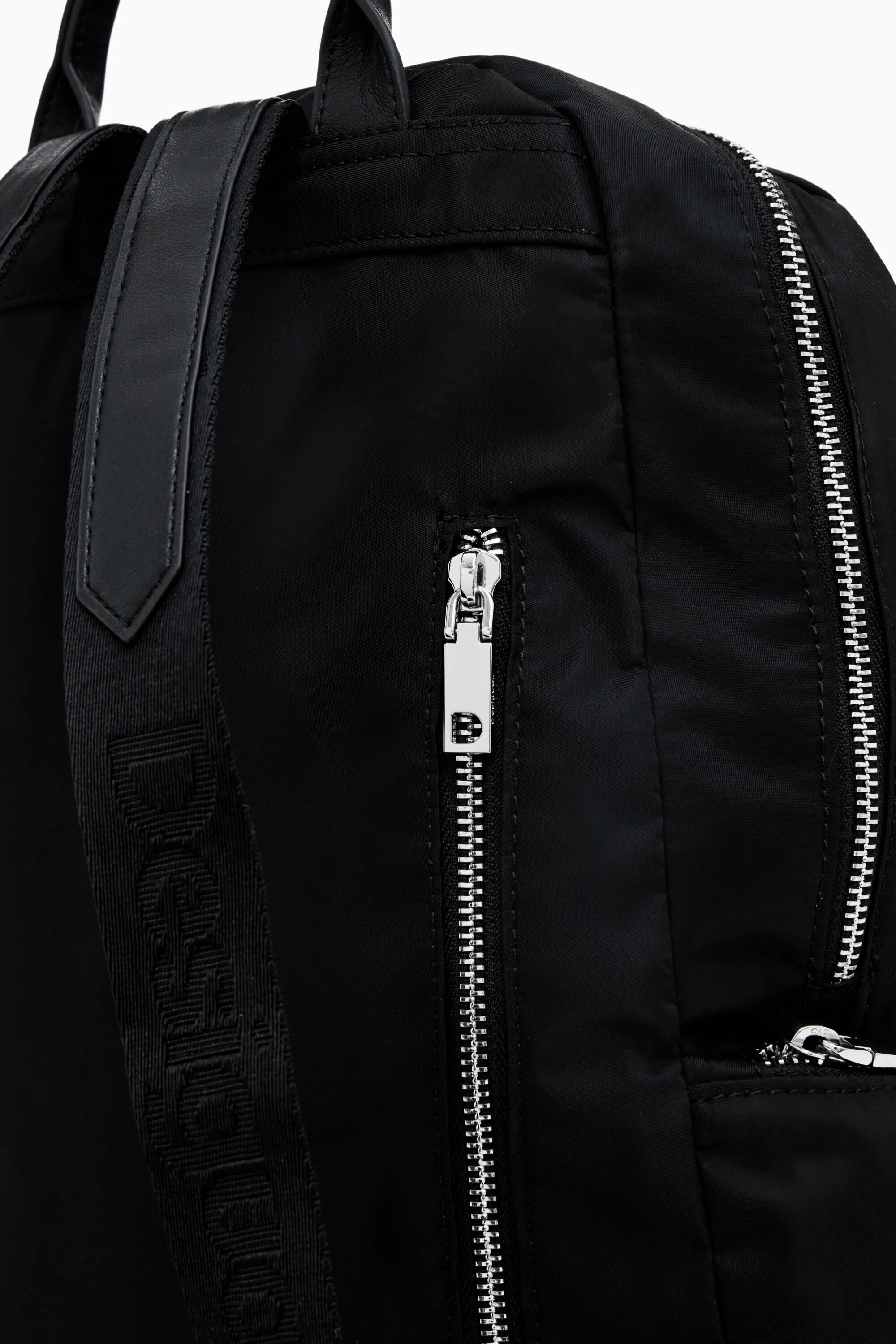 Mochila mediana varios bolsillos