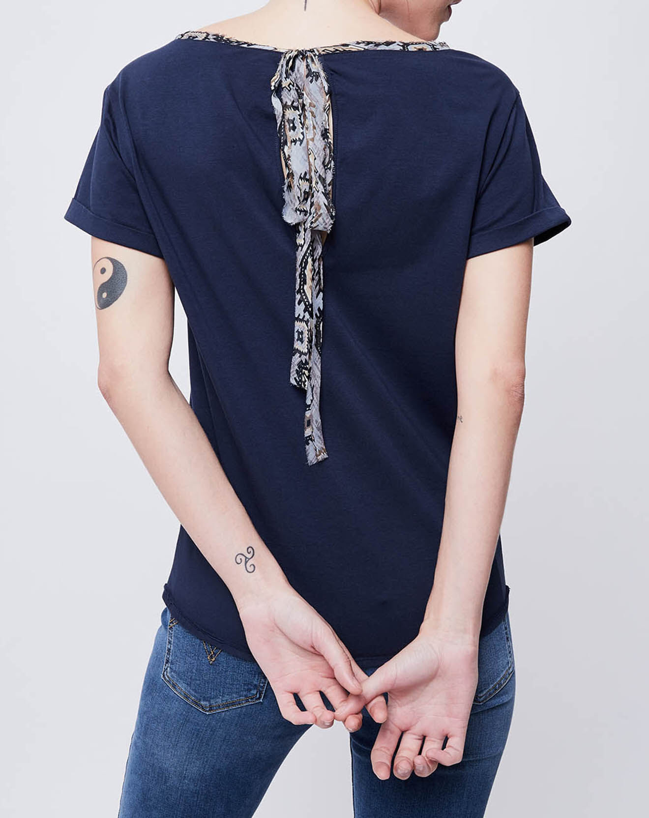 John Galliano T-Shirt imprimé avec nœud au dos bleu marine/multicolore