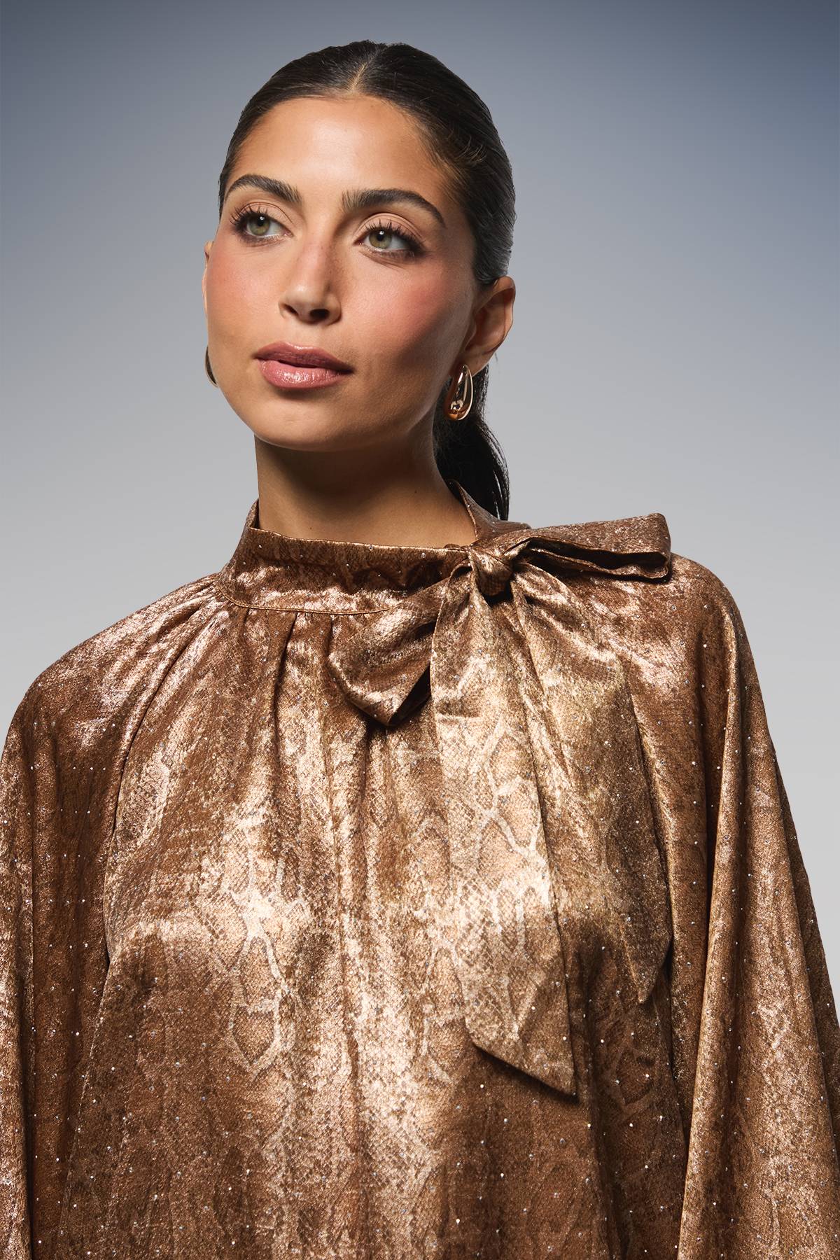 Wallis Blouse à Col Noué Motif synthétique Métallisé Thermocollé