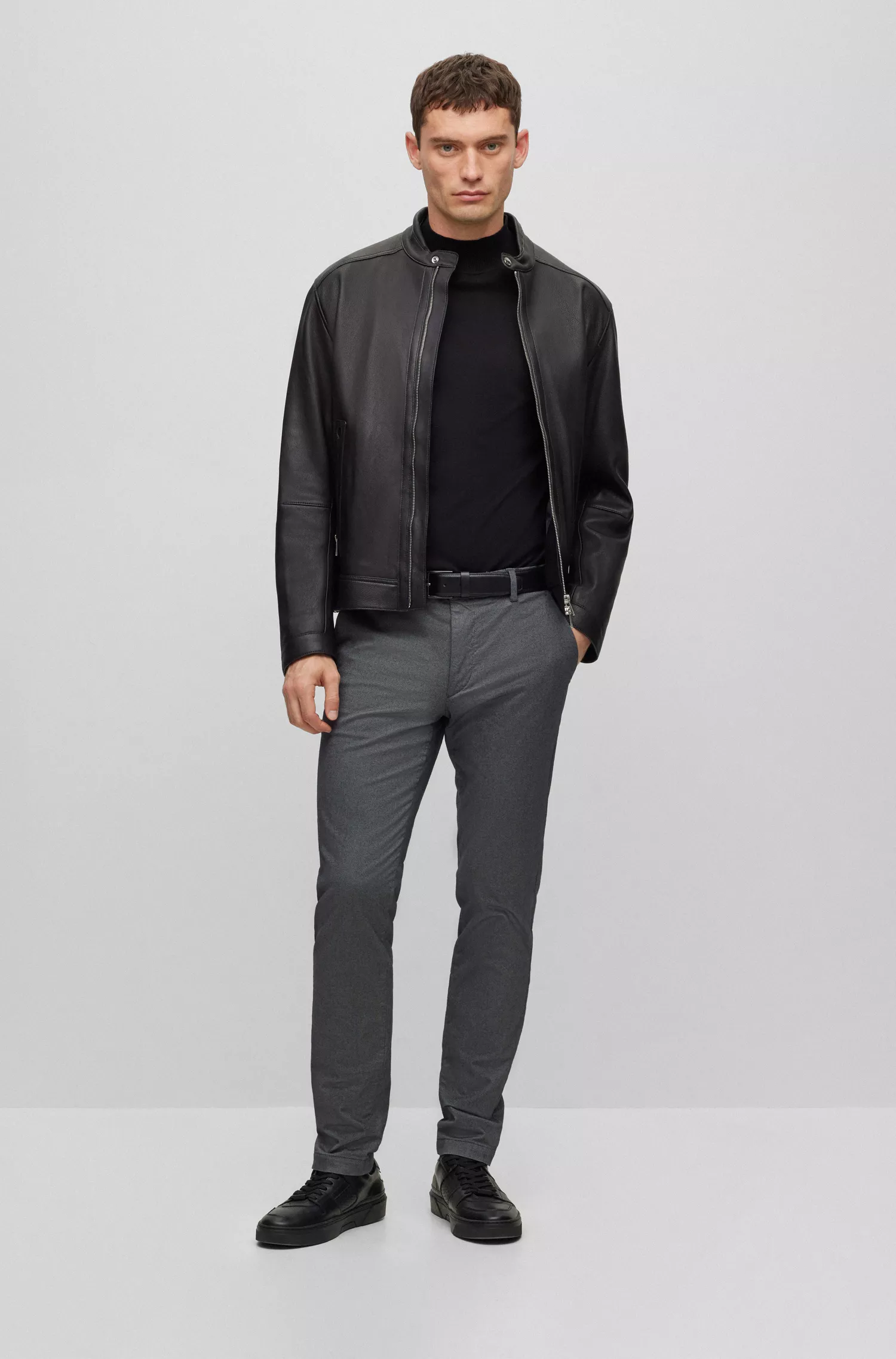 Calça chino BOSS preta, corte slim, em algodão elástico bicolor.