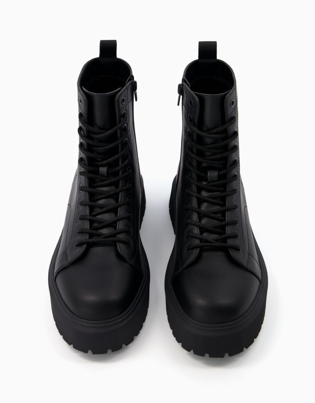 Botas de cano curto com cadarço e sola tratorada para homem