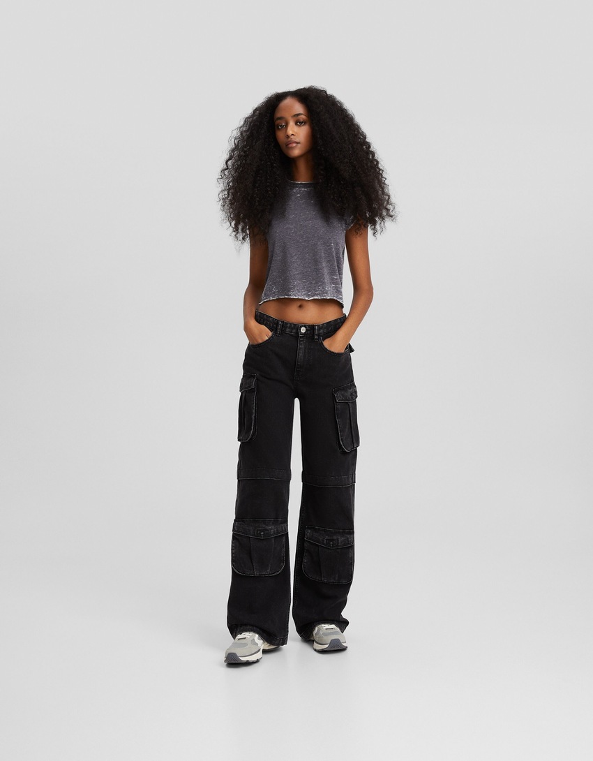 Calça cargo com vários bolsos