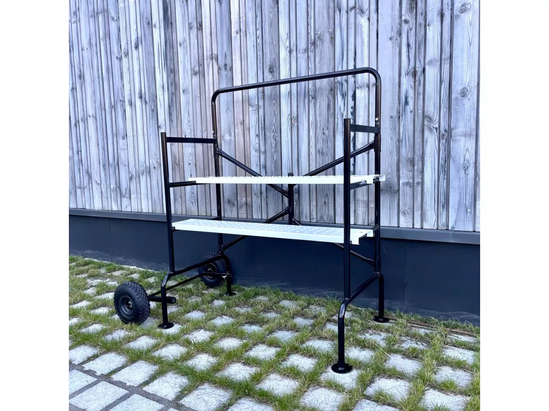 Echafaudage roulant et pliant sur deux niveaux - mobile. 2 roues. L140x l78 x H135cm ouvert. poids supporté 150 kgs