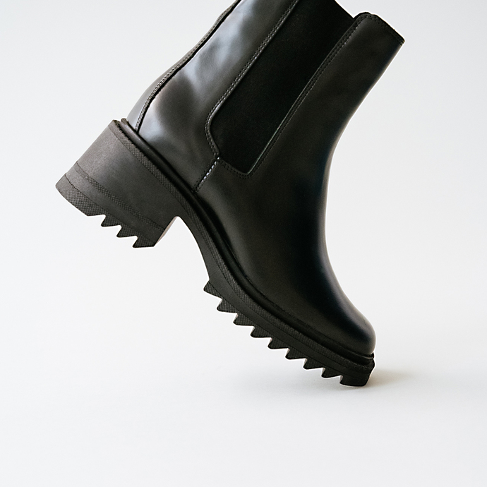Boots à semelles crantées et bouts carré...  en cuir glacé noir