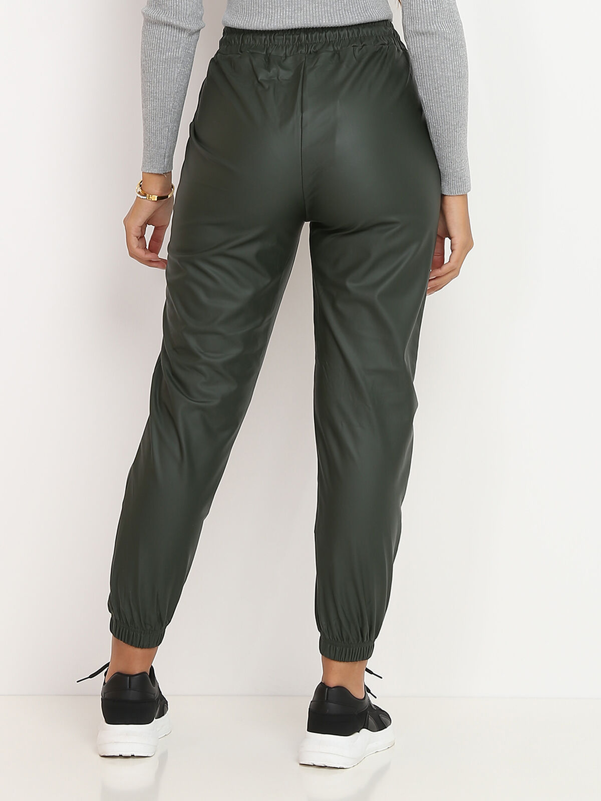 Pantalon style jogger en simili mat- Kaki