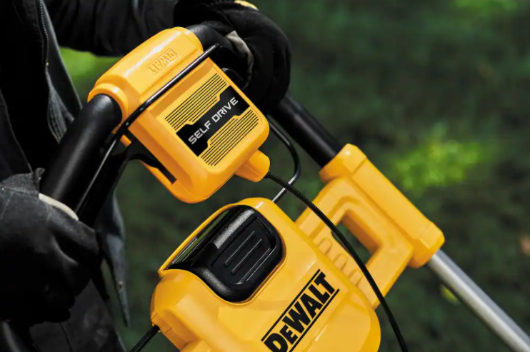 Cortador de grama autopropelido DEWALT de 21,5 polegadas com bateria de íon de lítio de 20 volts MAX.