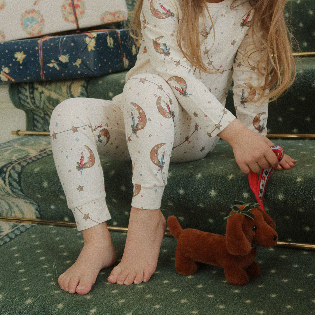 konges sløjd knuffelpuppy met hondenhok - teckel - 21 cm