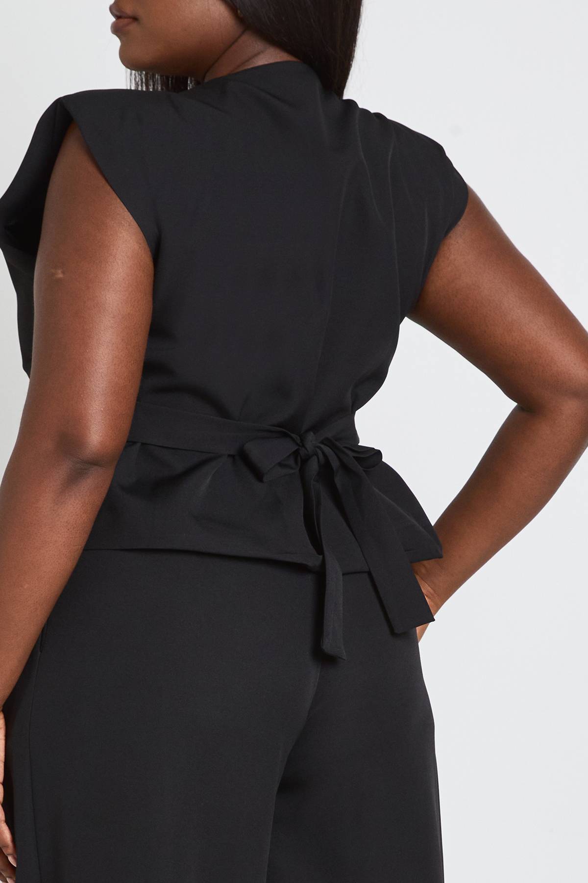 boohoo Gilet Grande Taille Sans Manches À Taille Cintrée