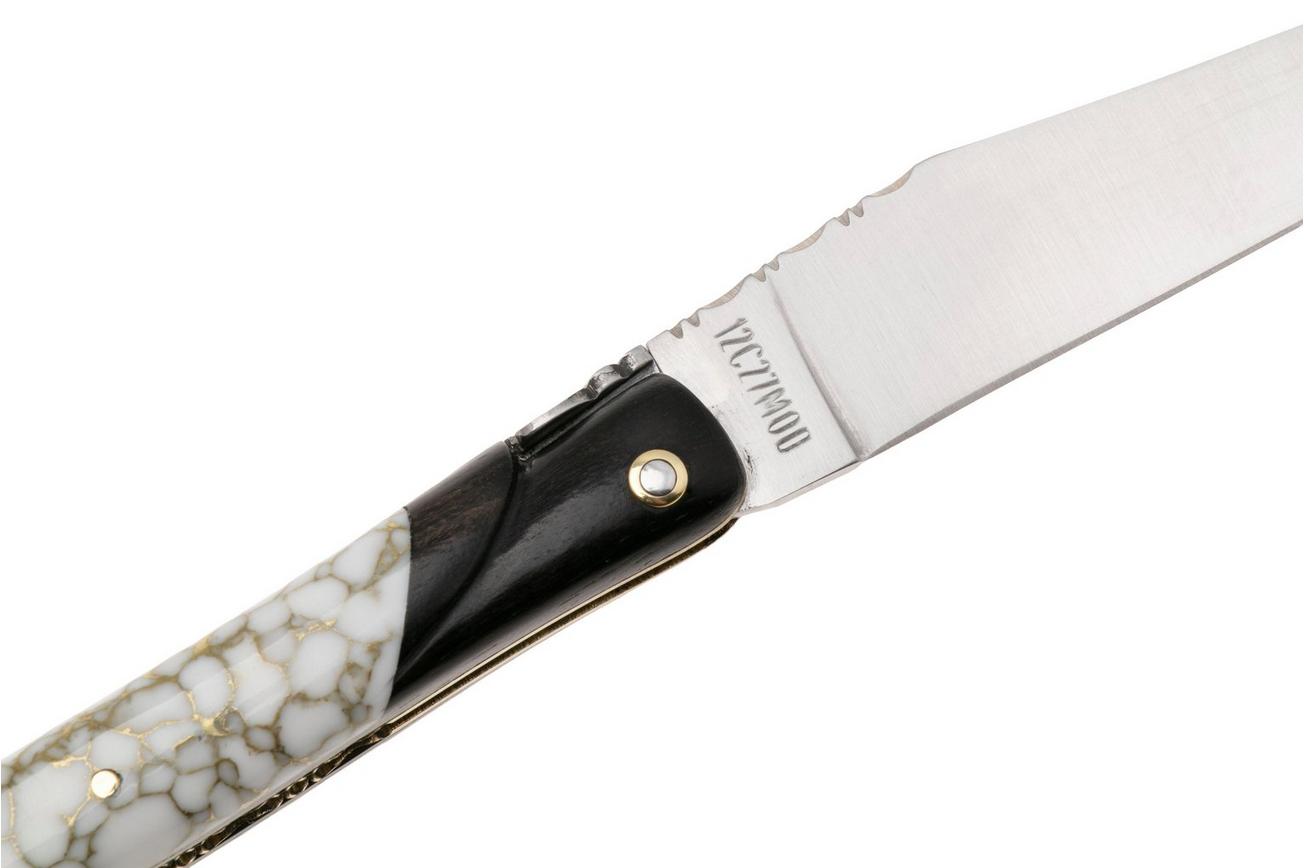Laguiole en Aubrac Ebony, Howlite Gold Inlay, Handcarved Brass Plates, zakmes, 12 cm