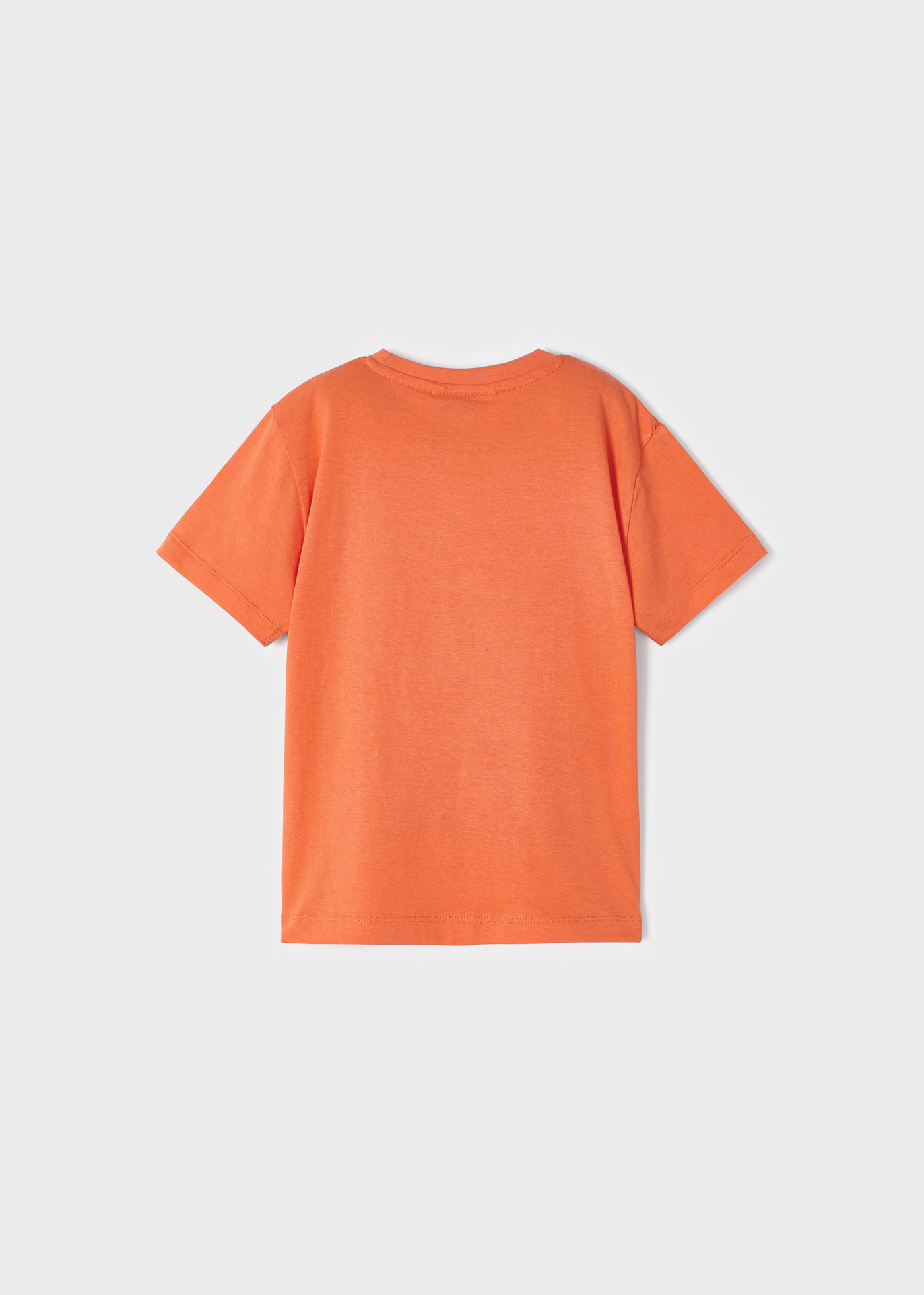 Camiseta infantil com estampa interativa, feita de algodão sustentável.