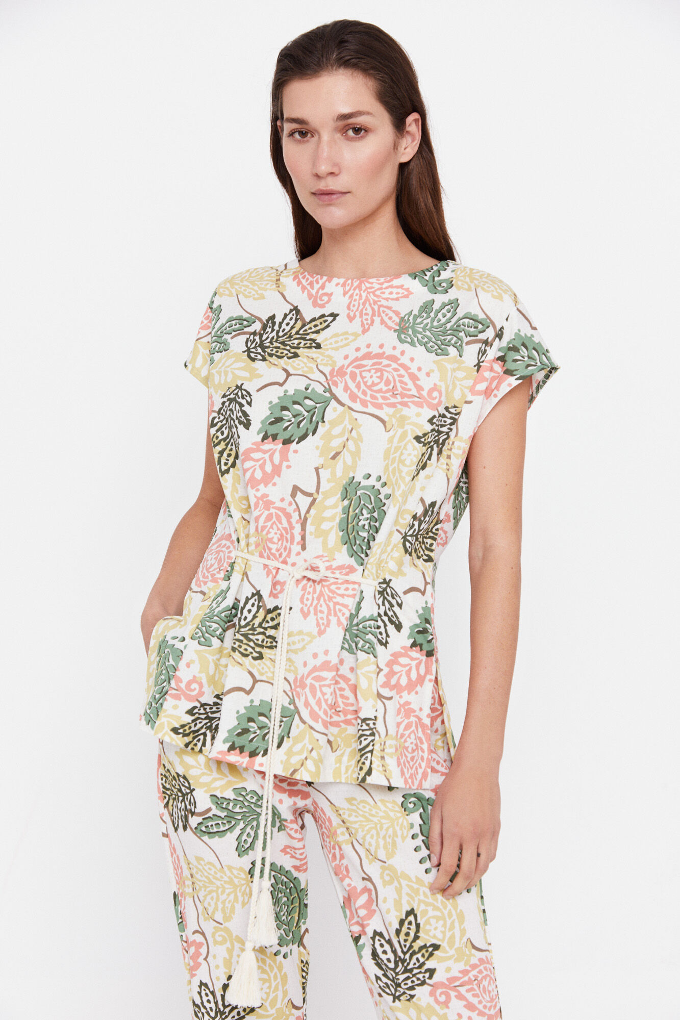 Blusa com cordão ajustável - Estampa branca