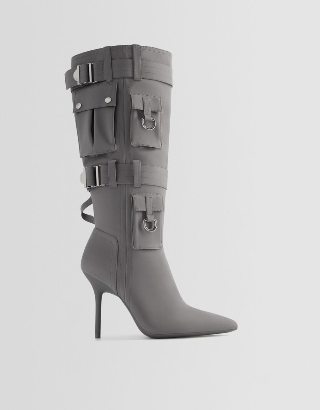 Botas de salto agulha com bolsos com detalhes em metal.