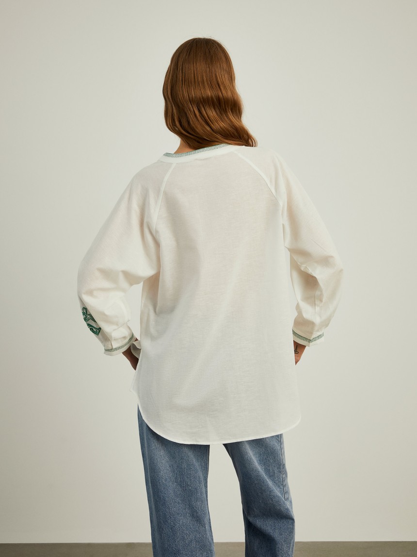 Blusa decote em V com bordado