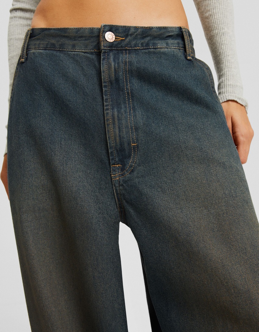 calça jeans estilo skater com efeito desbotado
