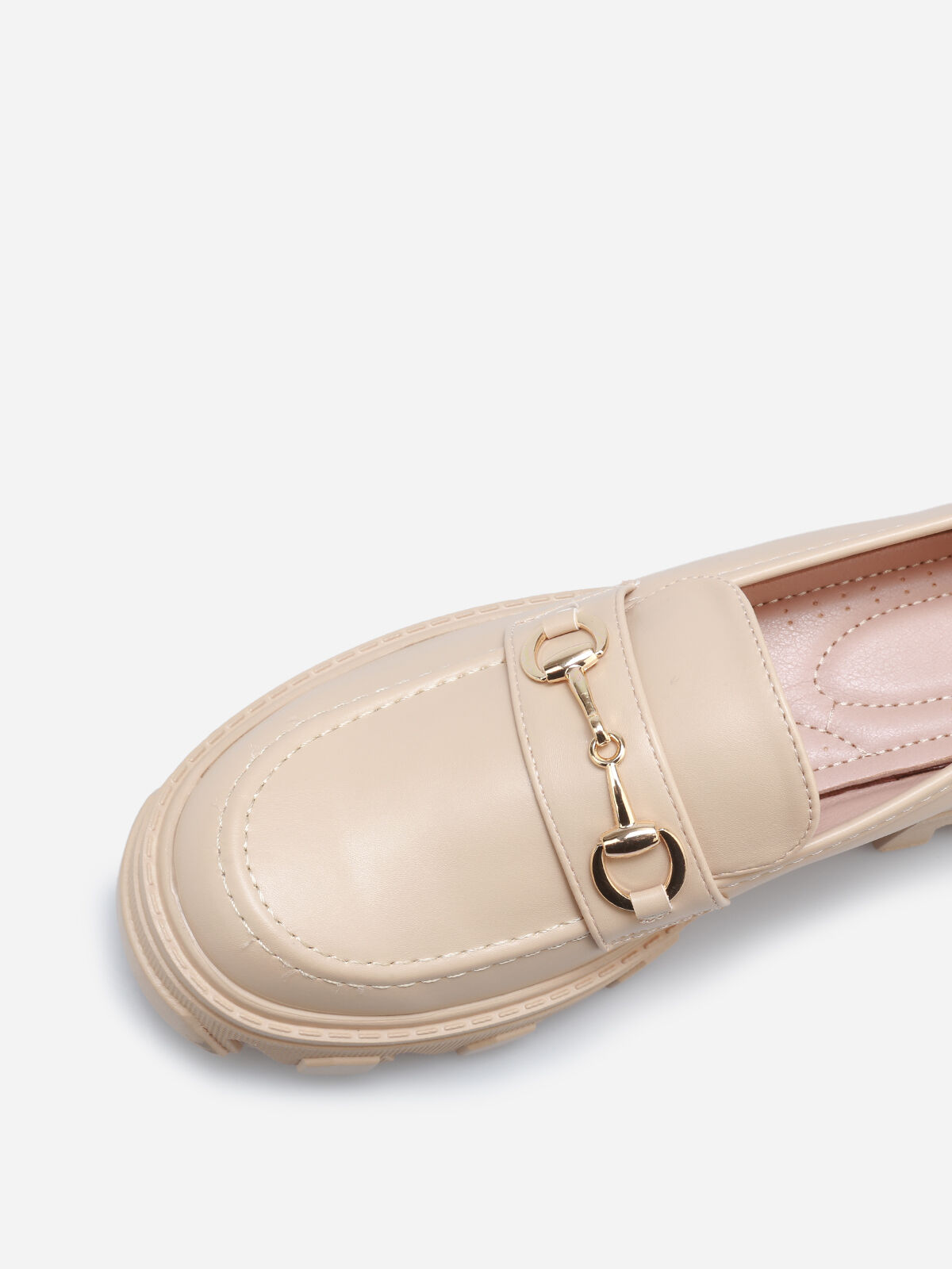 Mocassins crantés avec bride dorée- Beige