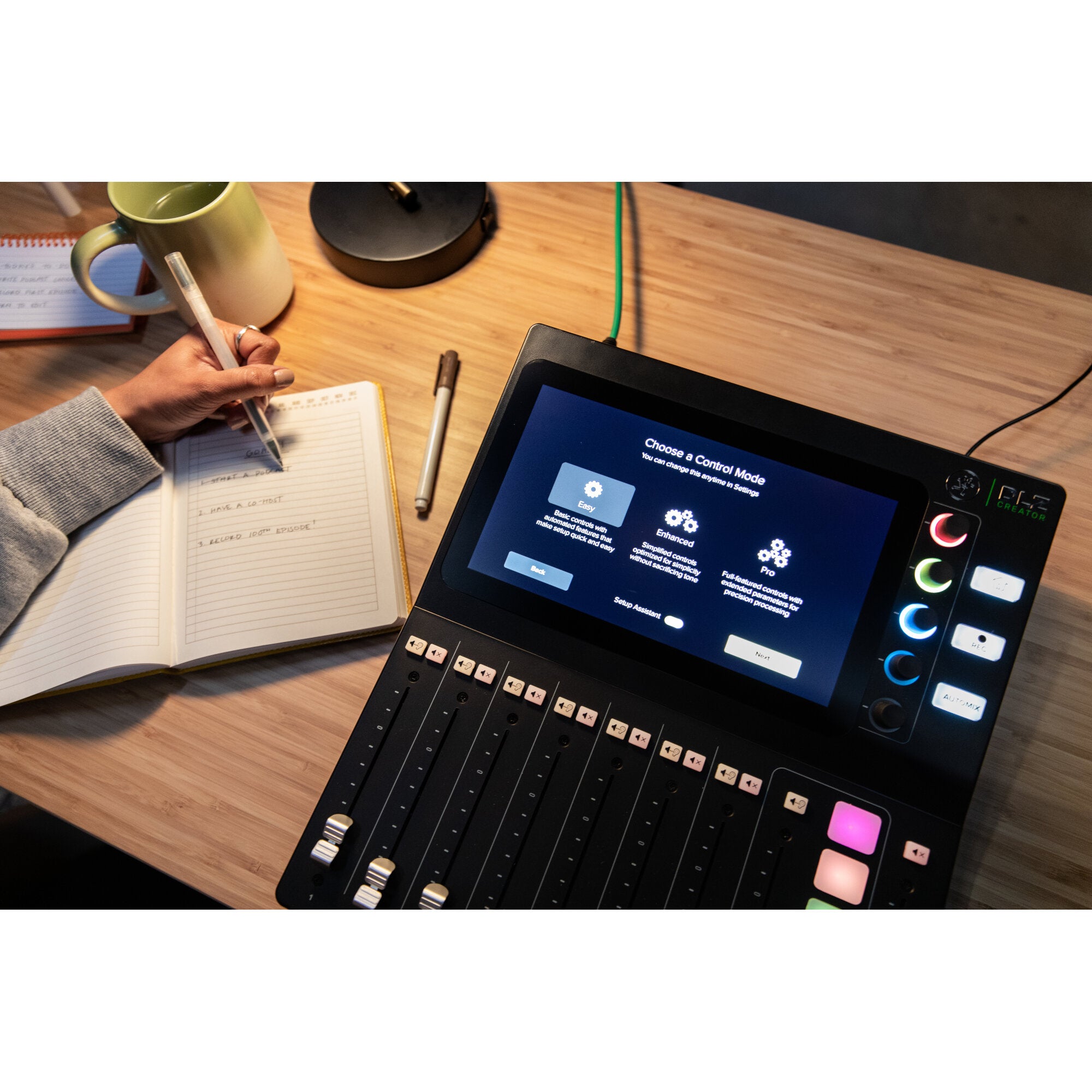 Mackie DLZ Creator podcast- & broadcast-mixer