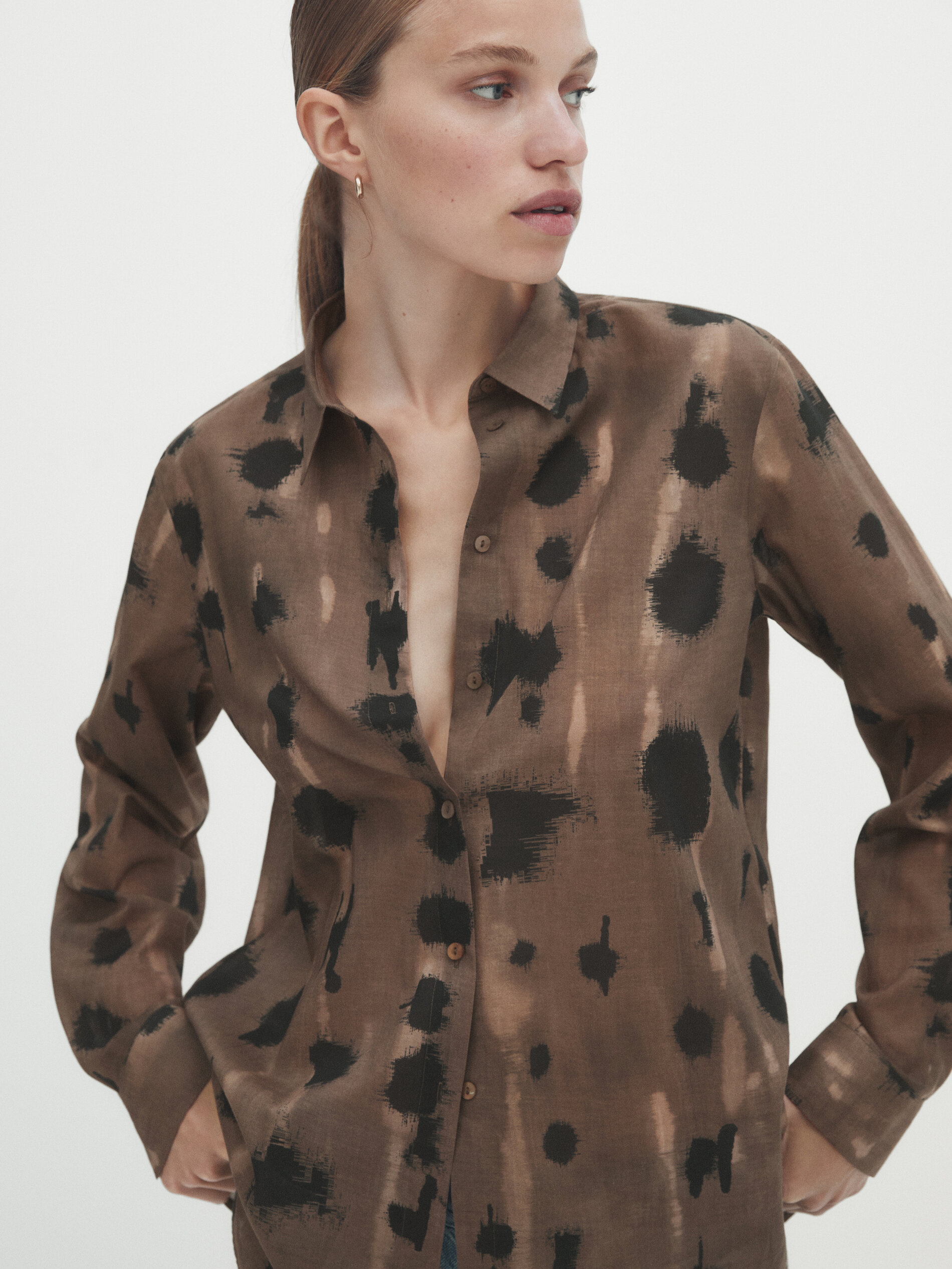 Camisa com estampa de bolinhas - MARROM