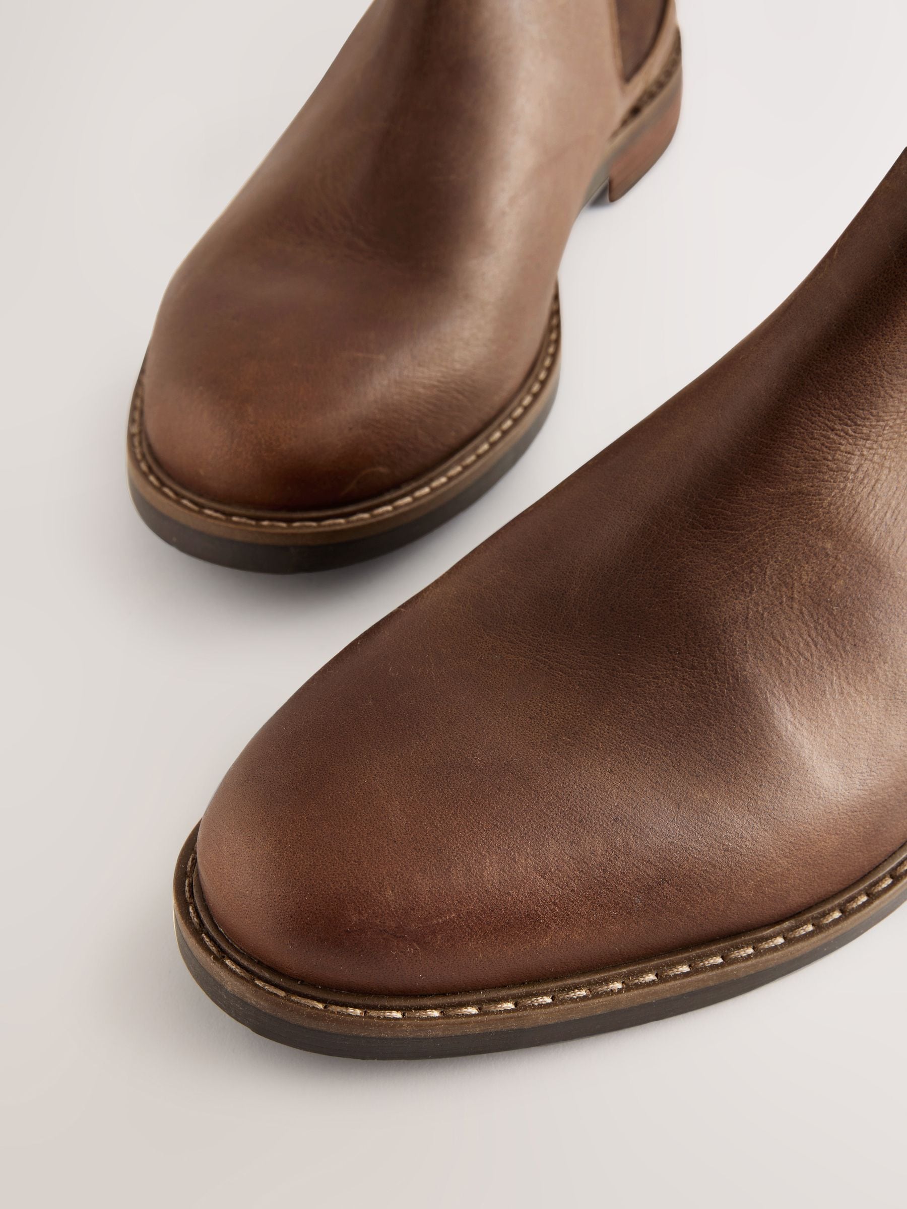 Bruin - Waxy Leather Chelsea Boots