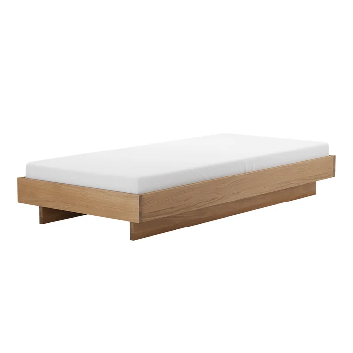 OUT Objekte unserer Tage - Zians Bett XSmall 90 x 200 cm, mit durchgehendem Bein, Eiche gewachst