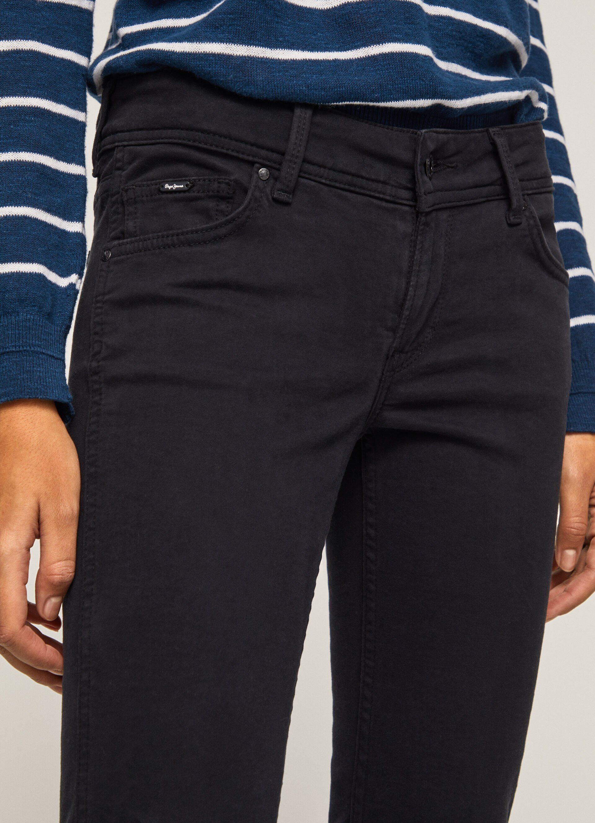Calça de corte regular com 5 bolsos - preta