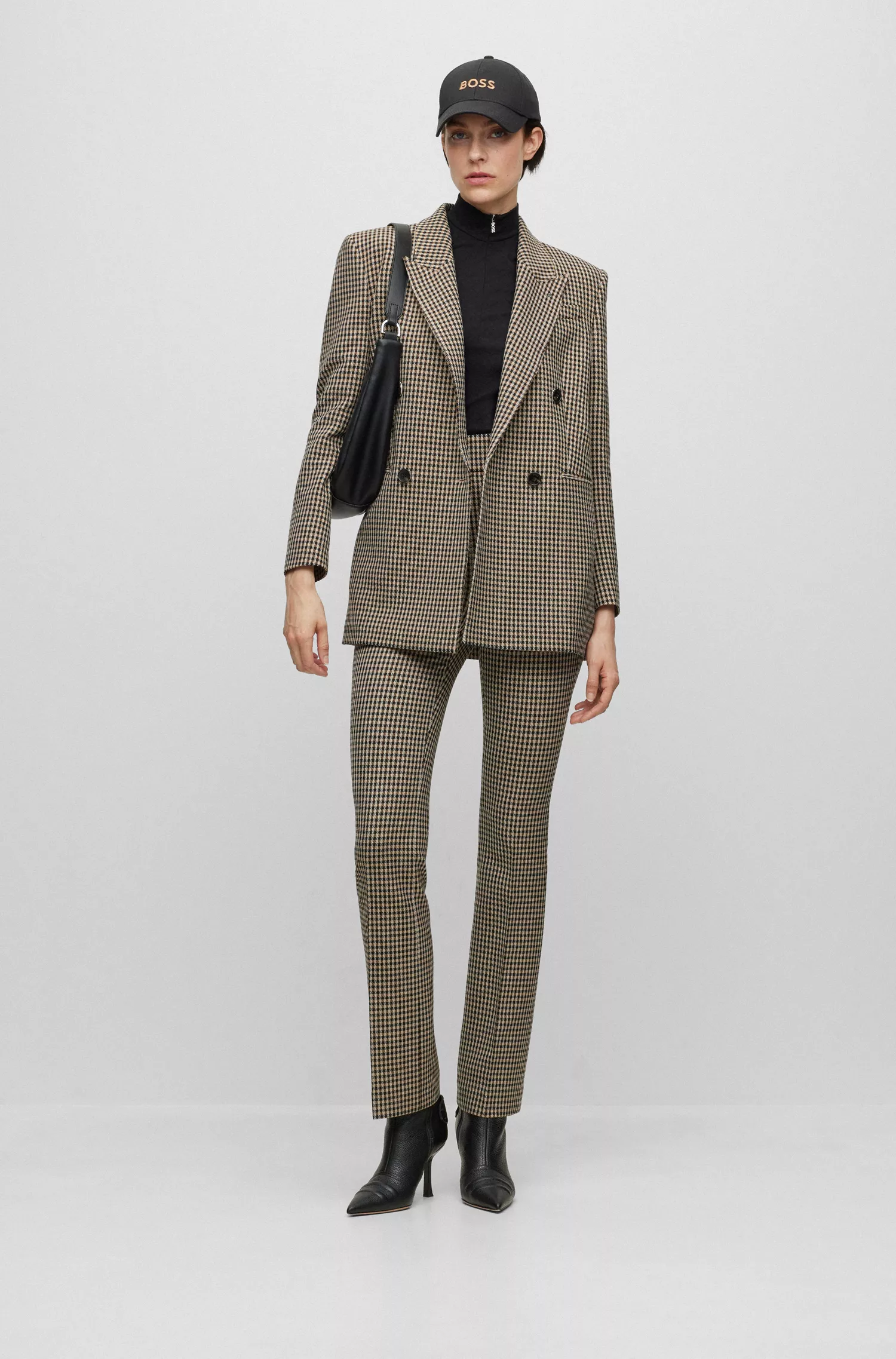 Calça BOSS preta, corte slim, em tecido elástico, com bolsos frontais.