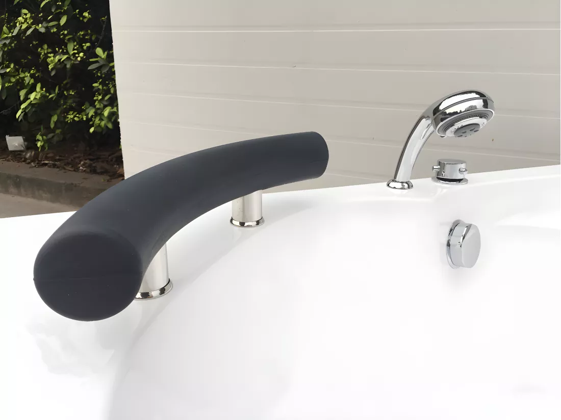 Baignoire d'angle NAVONA avec robinetterie - 263L - 135*135*54 cm