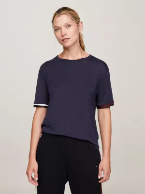 Camiseta esportiva com detalhes contrastantes e modelagem relaxada