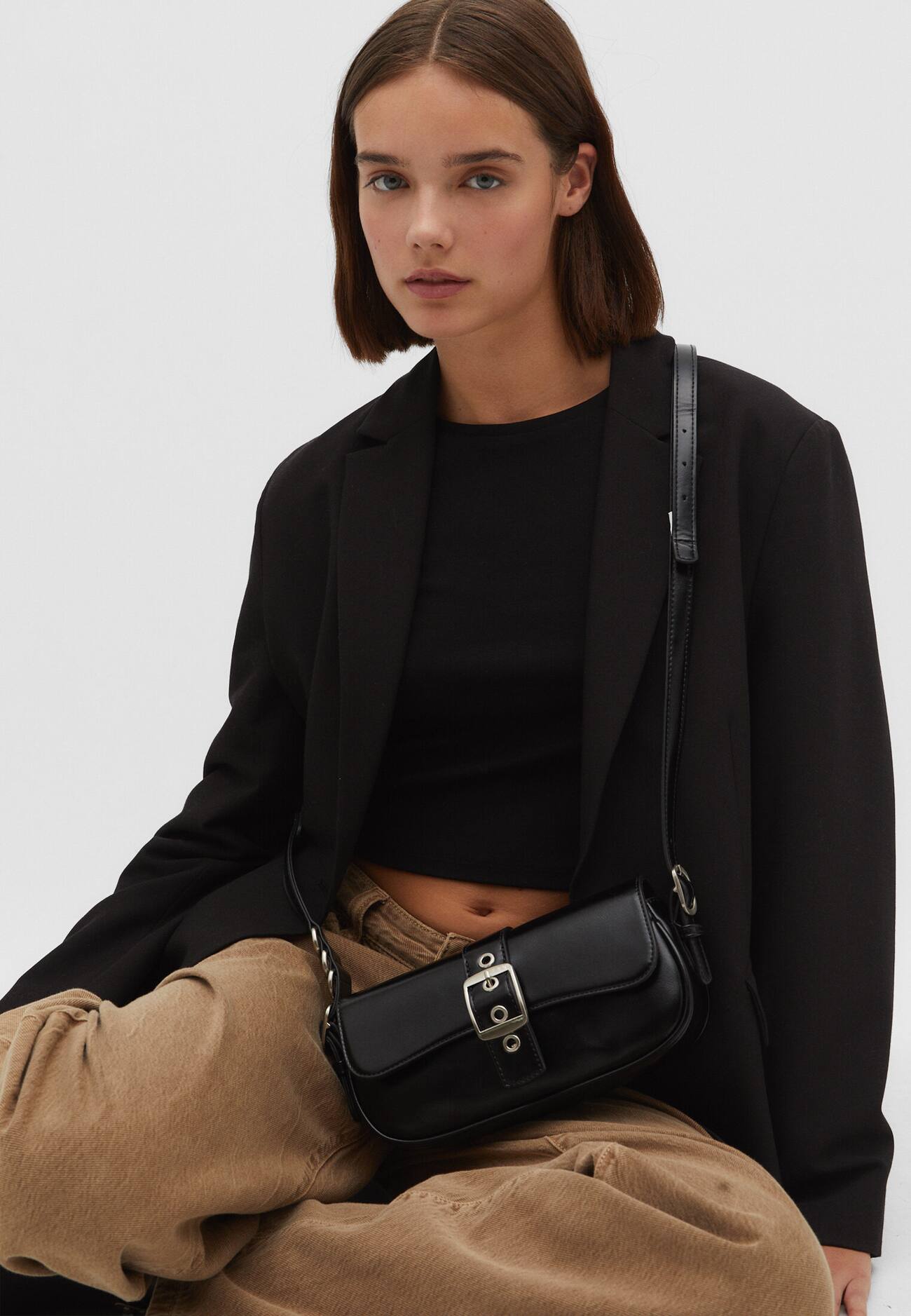 Bolsa de ombro com fivelas