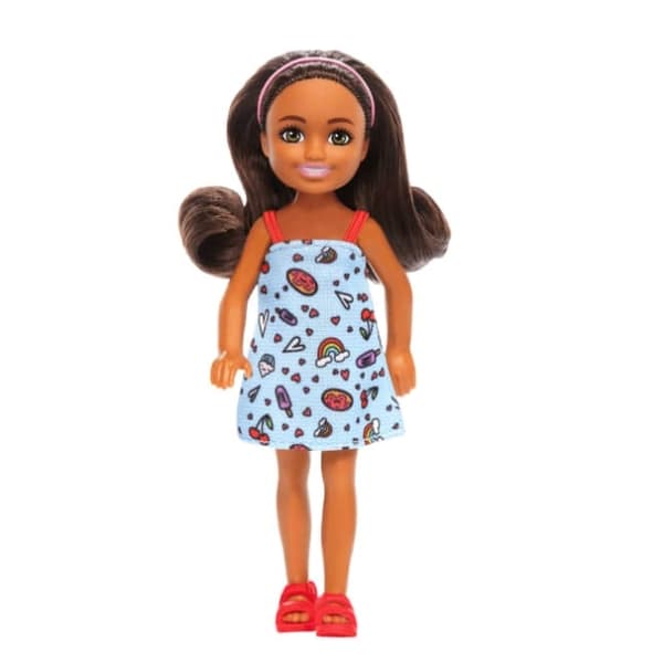 Barbie Chelsea Doll, liten dukke - blå kjole med brunt hår og grønne øyne (HXM97)