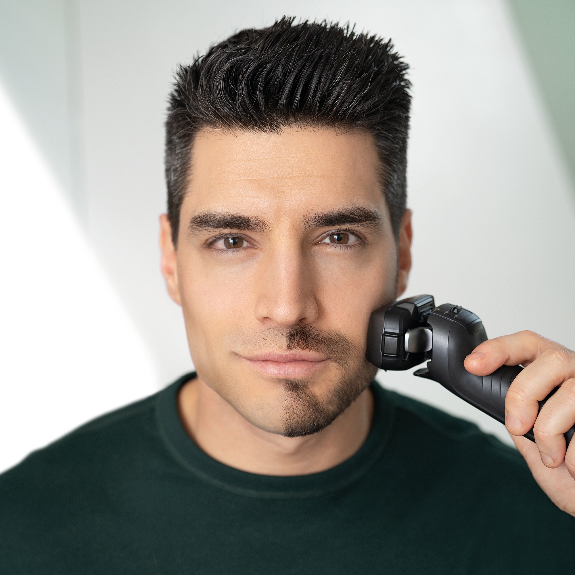 Panasonic Elektrorasierer »Series 900 Premium Rasierer ES-LV9U« Reinigungsstation Langhaartrimmer