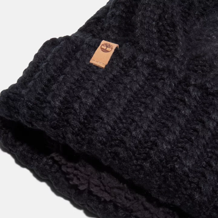 Gorro de tricô Autumn Woods para mulheres na cor preta.