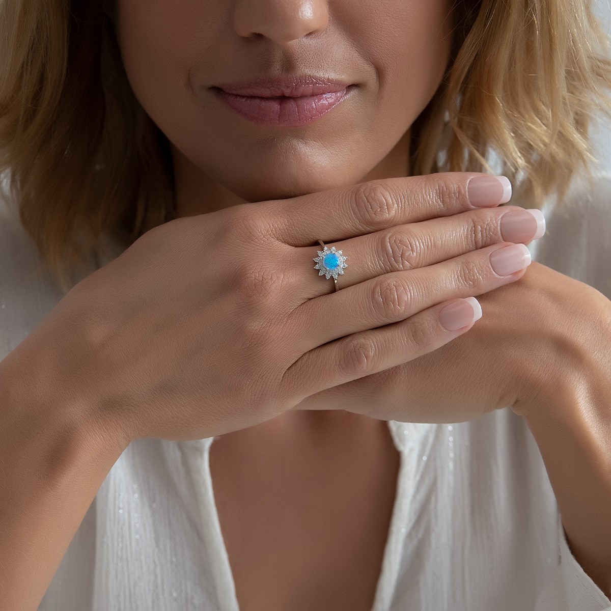 Bague argent rhodié cabochon Opale bleue imitation forme ronde