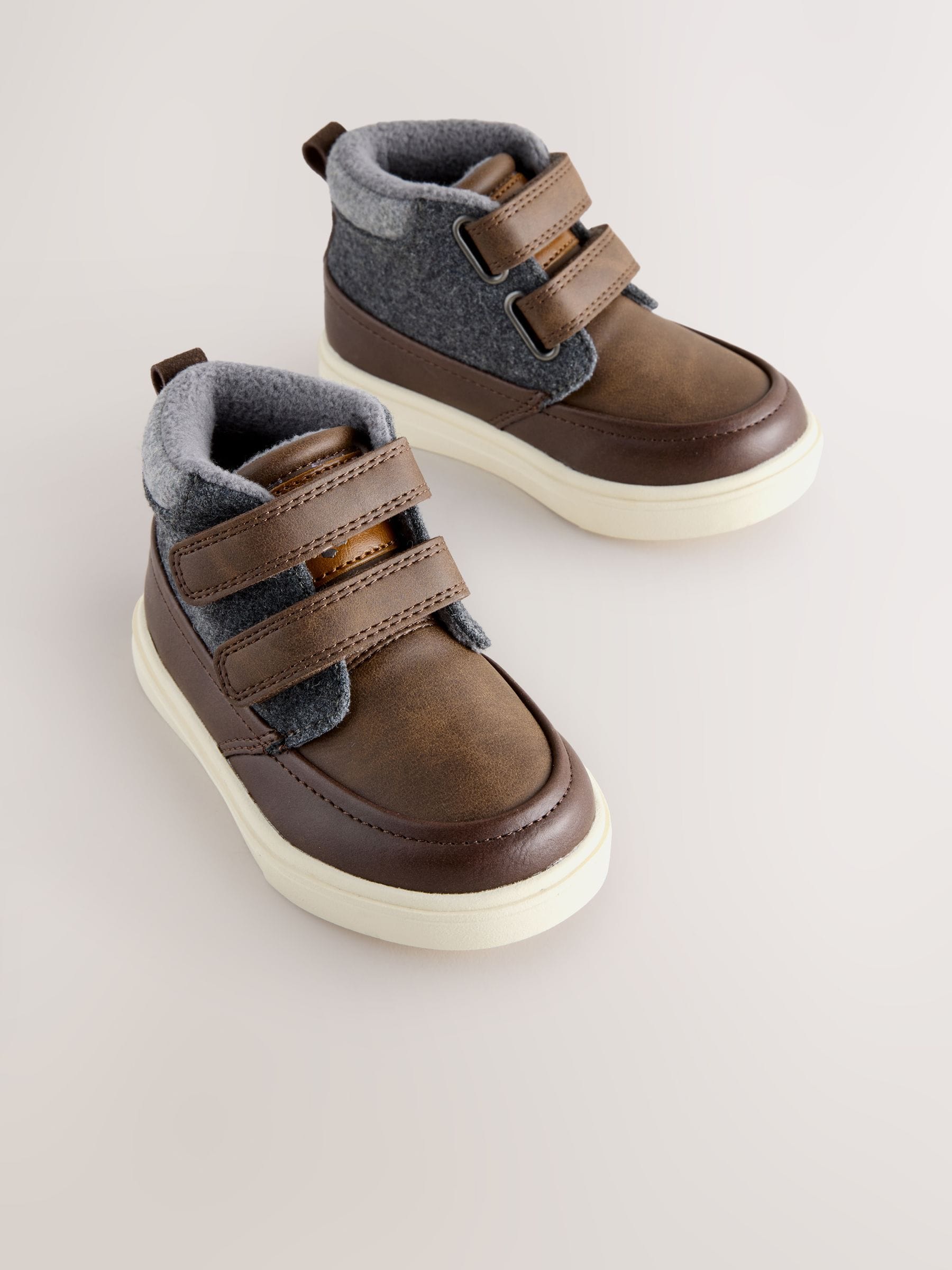Chocoladebruin - Hoge schoenen met klittenbandsluiting