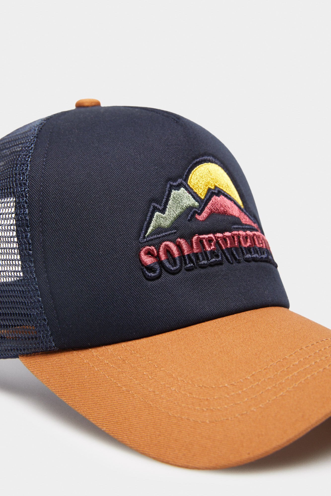 Boné trucker azul com patch