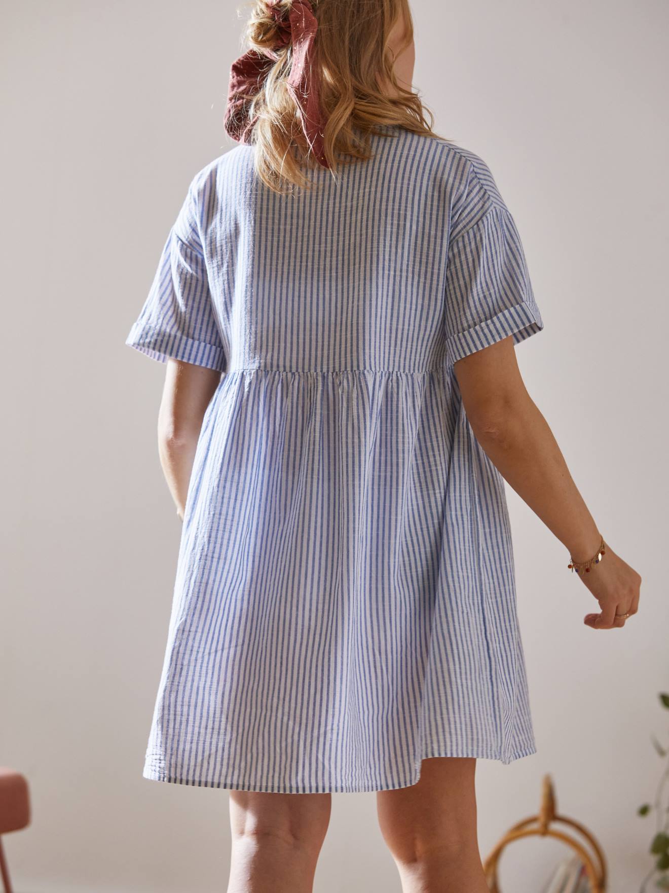 Vestido curto listrado, estilo camisa, para gestantes e lactantes, cor caramelo.