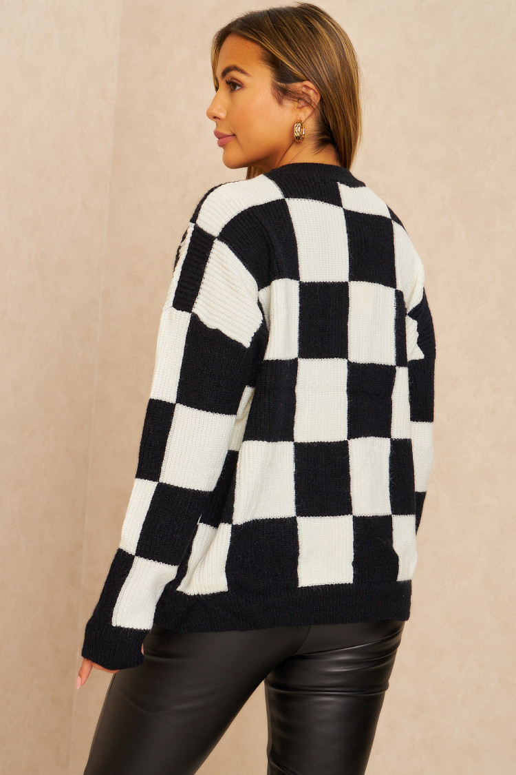 Pull en mailles motif damier noir et blanc