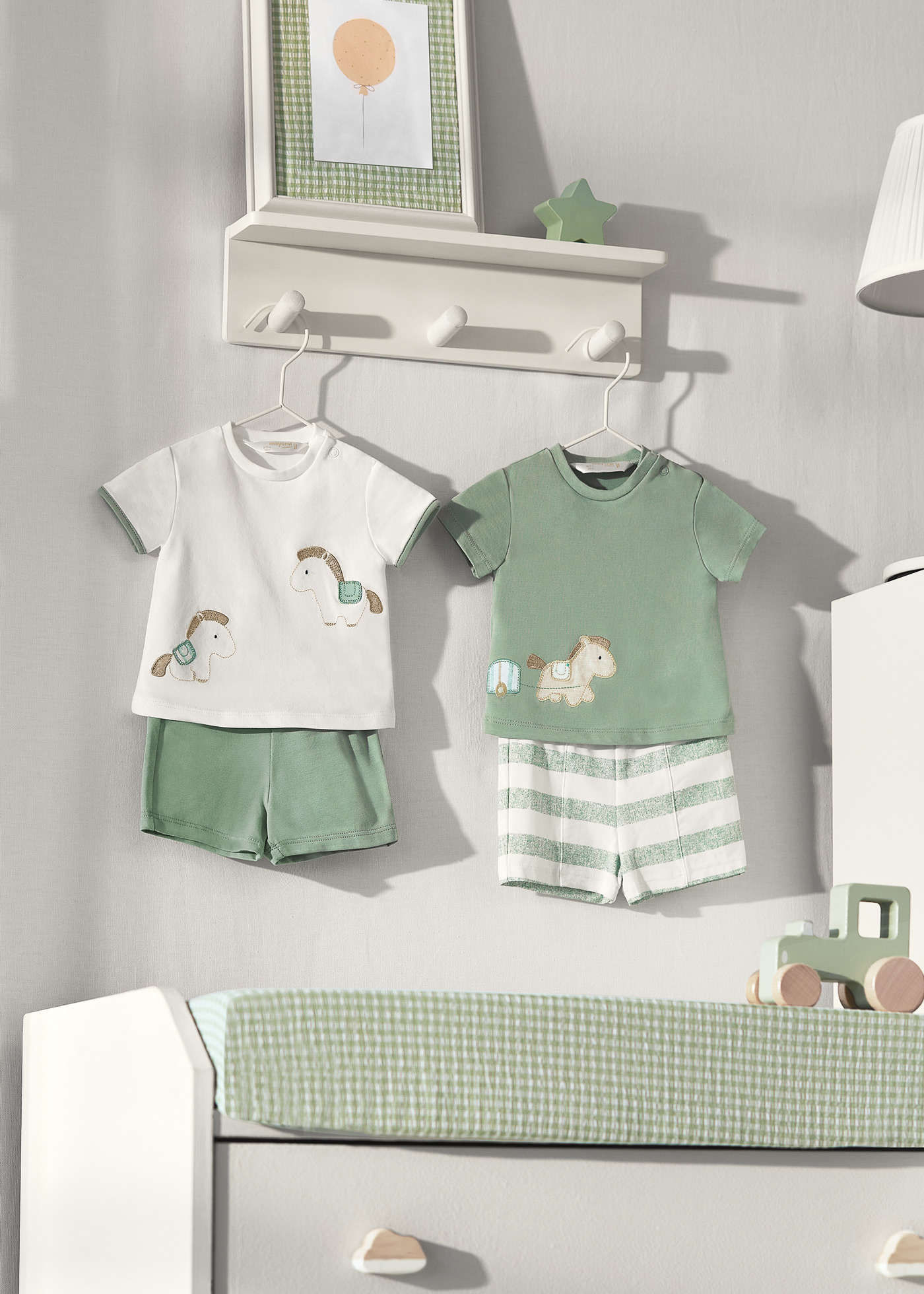 Conjunto de 4 peças em algodão sustentável para recém-nascidos.