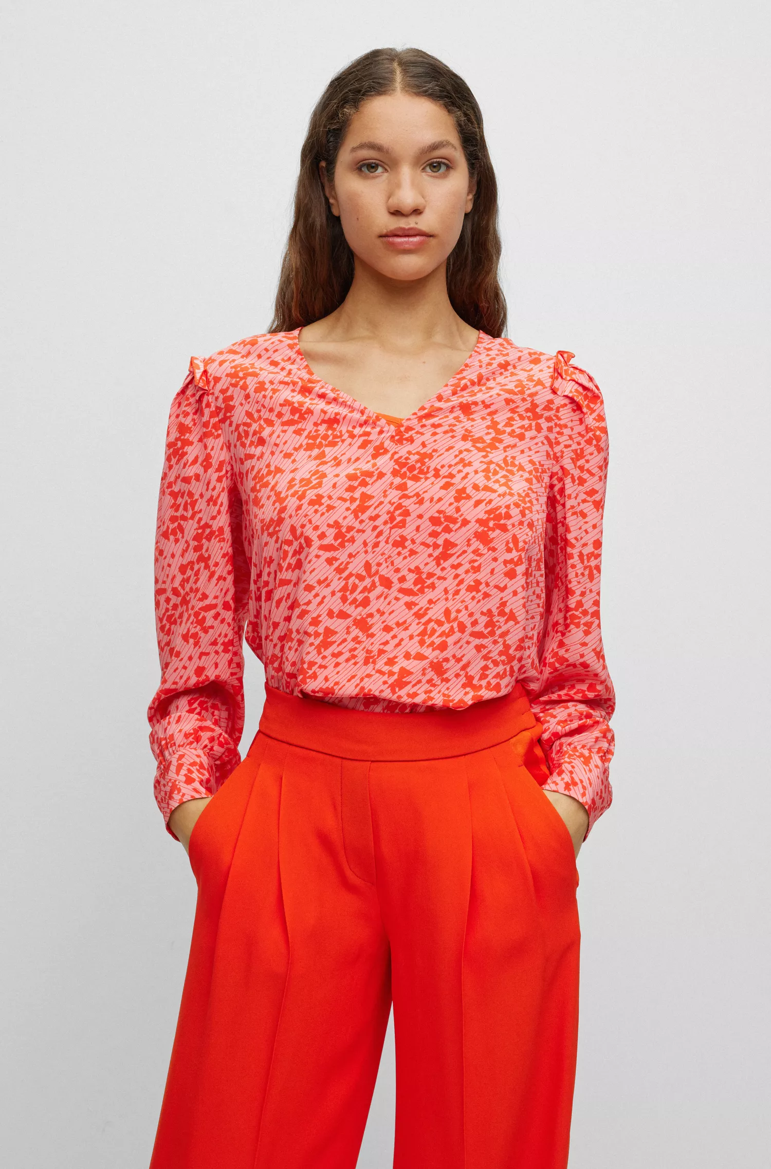 Blusa BOSS preta com decote em V em seda estampada.