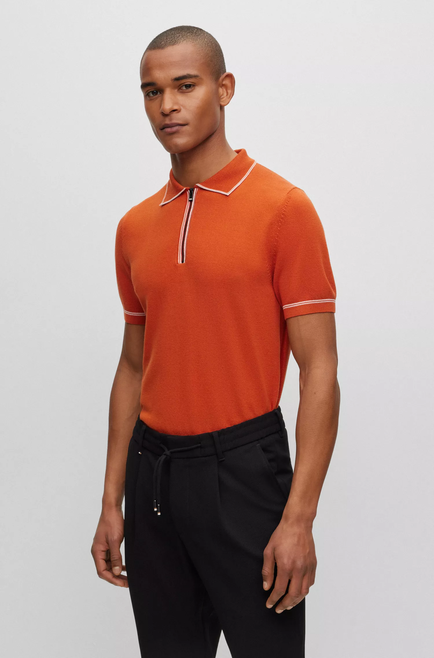 Camisa polo BOSS preta, corte regular, com fecho de zíper.