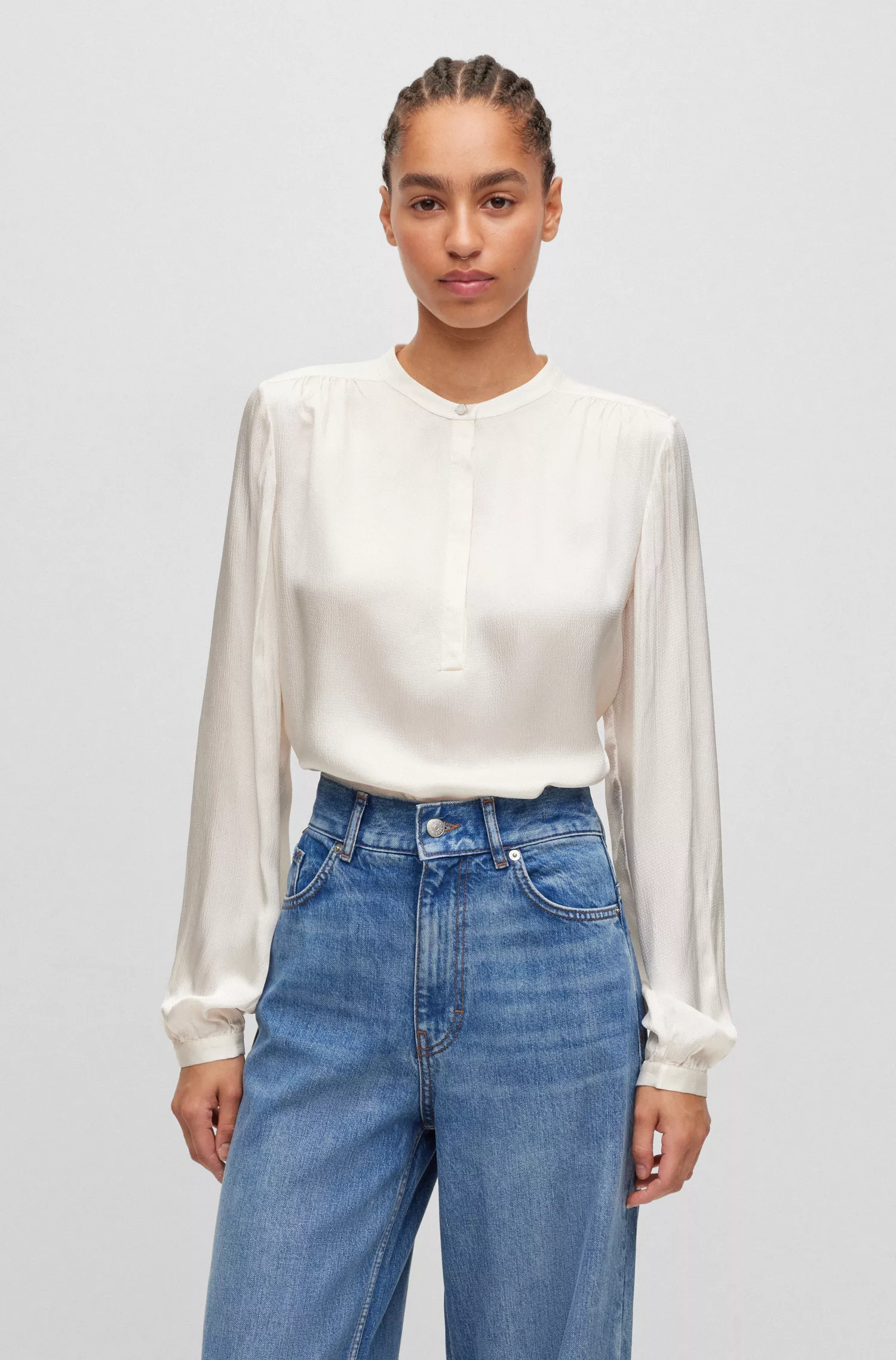 Blusa BOSS laranja, estilo túnica, corte regular, em cetim martelado.