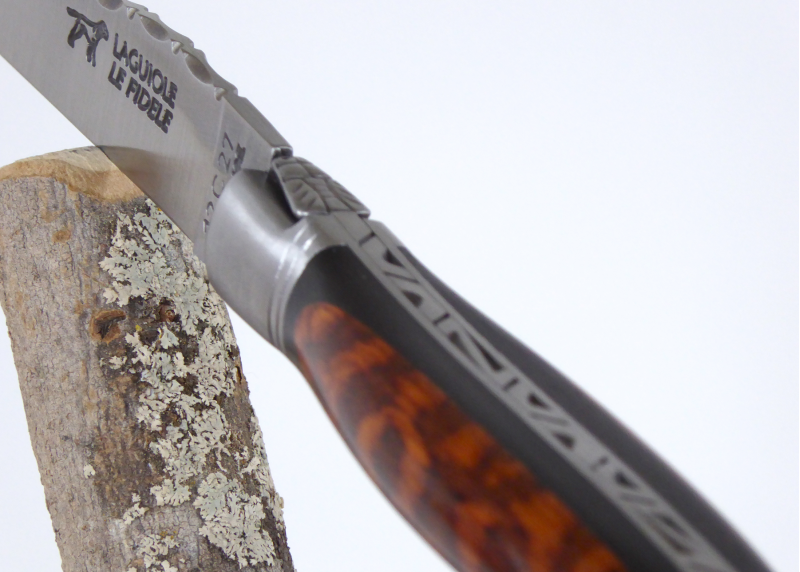 Couteau Laguiole bombé avec un manche en Ebène et Amourette et mitres inox