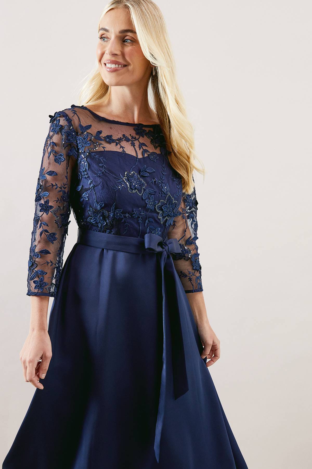 Wallis Robe Petite Occasion en Satin avec Superposition de Maille Ajustée et Évasée