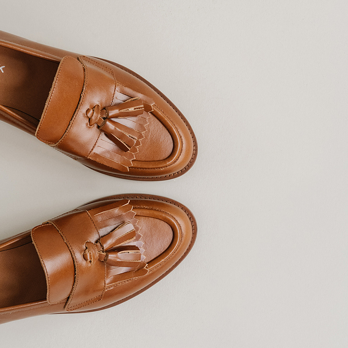 Mocassins à talons plats et pompons  en cuir cognac