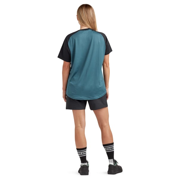Bons plans textile été DAKINE WOMEN'S SYNCLINE S/S JERSEY GALACTIC BLUE