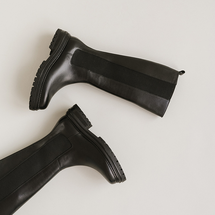 Bottes à bouts ronds et semelles crantées  en cuir noir