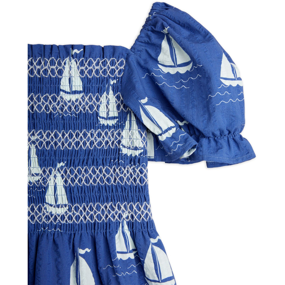 Køb Mini Rodini Blue Sailing Boats AOP Woven Smock Kjole