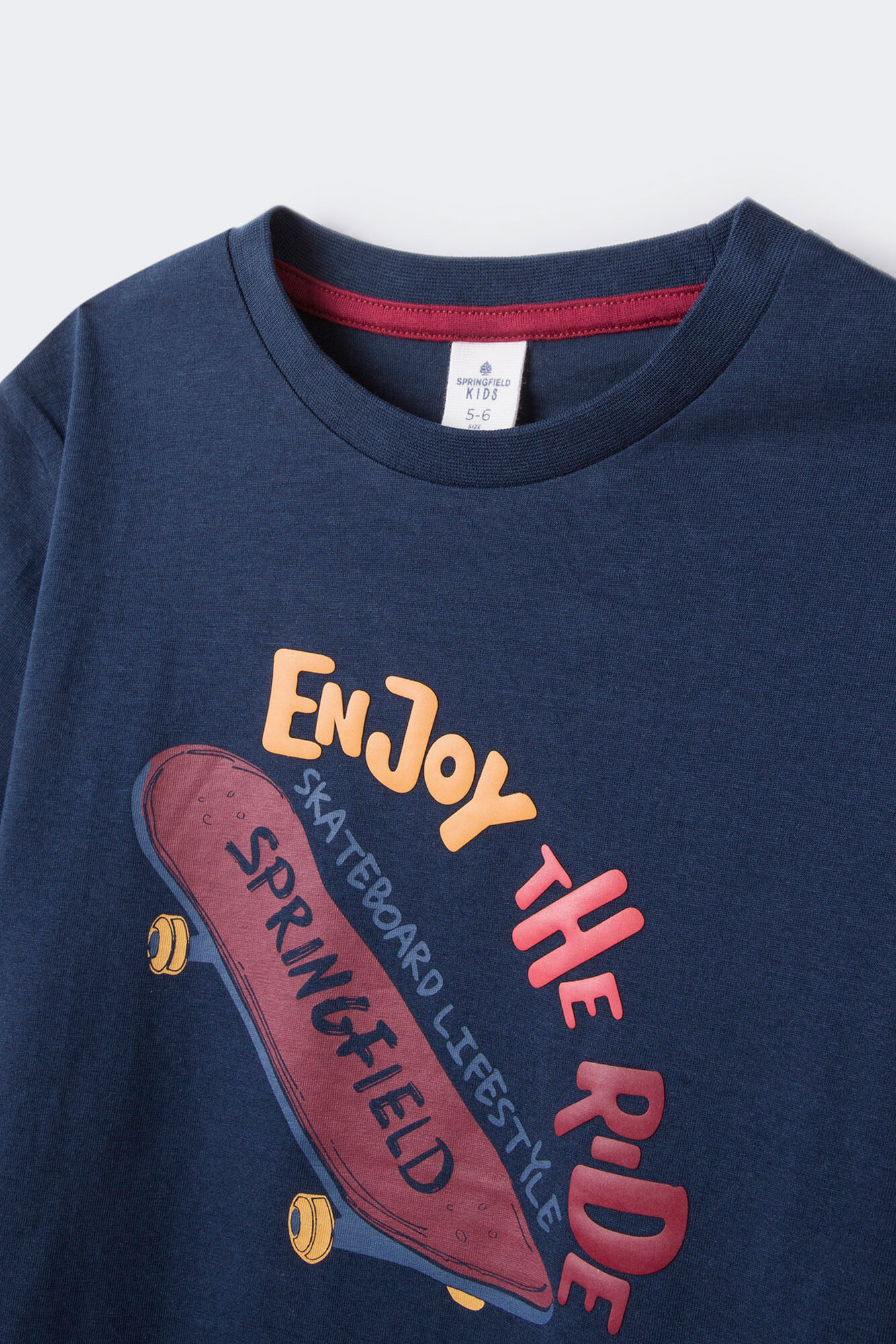 Camiseta infantil com estampa de skate