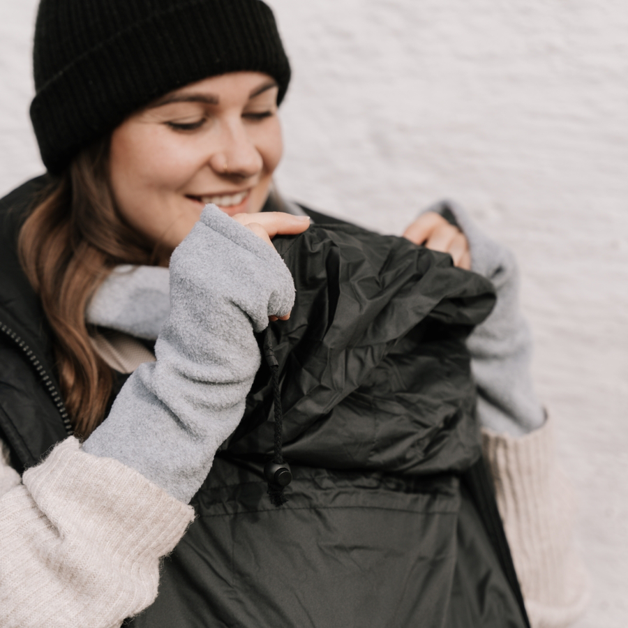 Hoppediz Tragecover Fleece-Cover 3-in-1 mit Regenschutz, Schalkragen & Stulpen stone